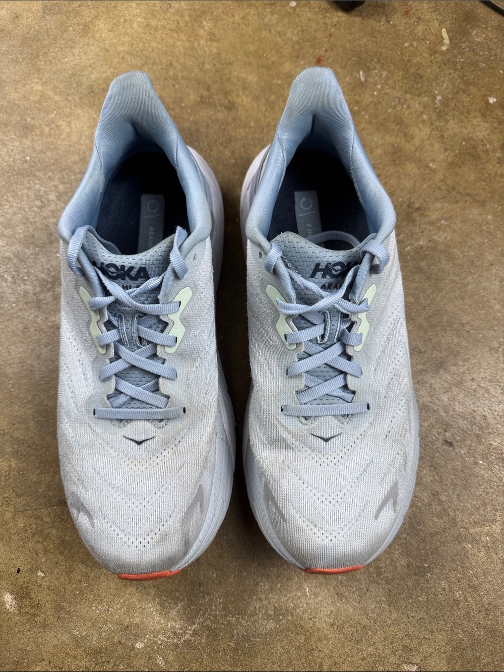 Hoka Arahi 6 Light Blue Lace-Up Running Shoes with Subtle Coral Accent
Size: 9